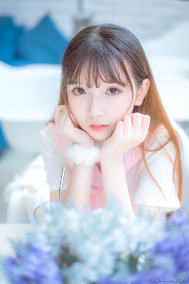 我早就想通了，人们埋怨一成不变，但也埋怨居无定所，人们其实都无所谓，只是要给日子找点岔子而已，似乎只有违背现在的生活，才真正懂得了生活，生活就是一个婊子一个戏子一个你能想到的—切，你所有的比喻就往里面扔吧，你总是对的。因为生活太强大了，最强者总是懒得跟你反驳，甚至任你修饰，然后悄悄地把锅盖盖住。——韩寒《我想和这个世界谈谈》